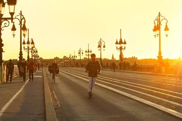 Bordeaux France Жовтня 2019 Вибіркова Увага Людей Велосипедах Мосту Пон — стокове фото