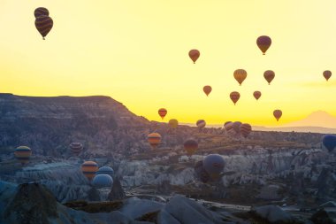 Kapadokya, Türkiye - 19 Ekim 2019: Kapadokya vadisi üzerinde uçan renkli sıcak hava balonları. Sıcak hava balonları Kapadokya 'da geleneksel turistik ilgi odağı..