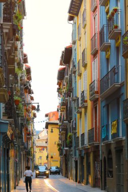 Pamplona, İspanya - 8 Eylül 2021: Pamplona şehir merkezindeki cadde üzerindeki renkli bina, Navarre, İspanya