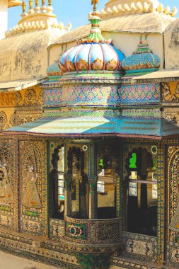 Rajasthan Eyaleti 'ndeki şehir sarayının mimarisini kapatın.