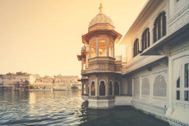 Sabahın erken saatlerinde Udaipur ve Pichola Gölü manzarası, Rajasthan, Hindistan
