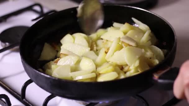 Aardappelen Die Een Koekenpan Worden Gebakken Worden Met Lepel Gemengd — Stockvideo