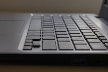 Gri arkaplanda dizüstü bilgisayar siyah. Dizüstü bilgisayarın klavyesini kapat