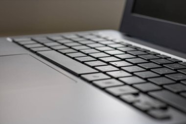 Gri arkaplanda dizüstü bilgisayar siyah. Dizüstü bilgisayarın anahtarını kapat