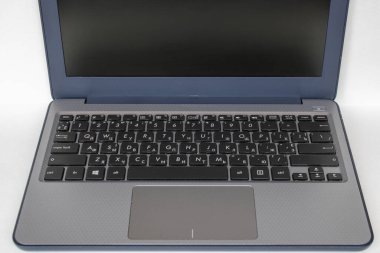 Gri arkaplanda dizüstü bilgisayar siyah. Dizüstü bilgisayarın klavyesini kapat