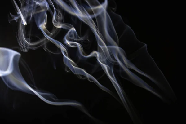 Weißer Fließender Rauch Auf Schwarzem Hintergrund Stockbild