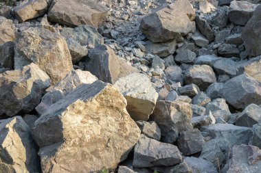 Dağlık arazide taş yığını var. Kaya oluşumlarını yok ettim.