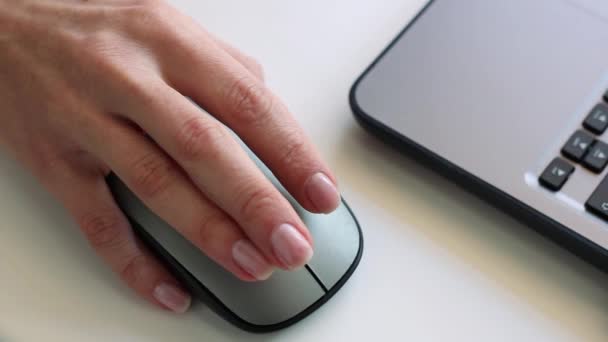 Închiderea Mâinii Femeii Ţinând Mouse Computerului Femeia Care Lucrează Birou — Videoclip de stoc