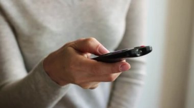 Uzaktan kumandayı kullanarak kadın elini kapat