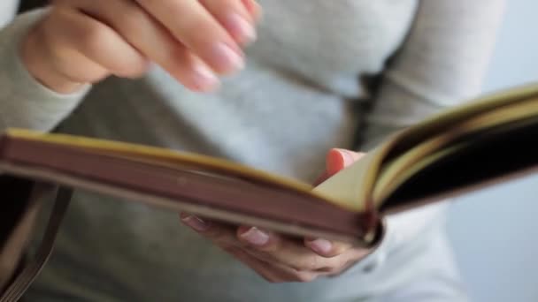 Mãos Das Mulheres Folheam Páginas Livro Dia — Vídeo de Stock