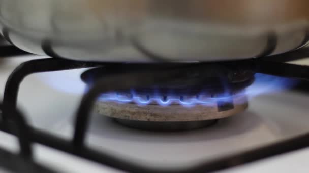 燃气消耗 在厨房炉灶上加满燃气 在厨房里加满燃气 在家做饭 — 图库视频影像