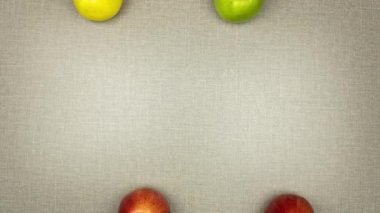 Gri arkaplanda hareket eden farklı renkte elmalar. Elmalar komik stop hareketi. Canlandırılmış elma 4K videosu.