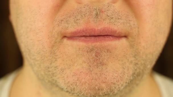Primer Plano Los Labios Hombre Sin Afeitar Macho Está Comiendo — Vídeo de stock