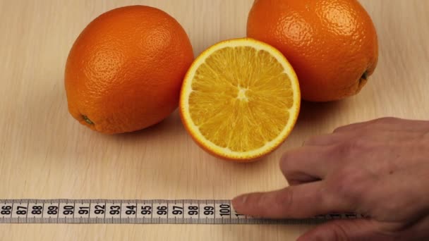 瘦身和健康的生活方式概念 特写橙子和带子线健康饮食 — 图库视频影像