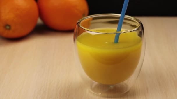 Dricka Halm Ett Glas Apelsinjuice Närbild Video — Stockvideo