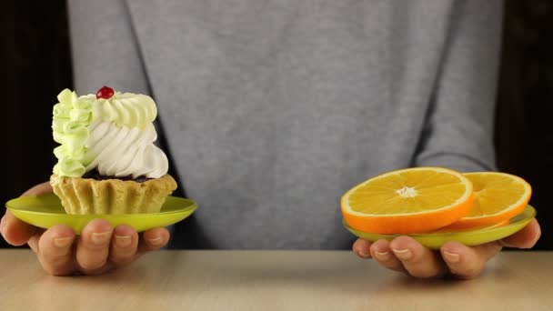 Dieta Conceito Comida Saudável Mulher Escolhe Entre Laranja Doces Escolha — Vídeo de Stock