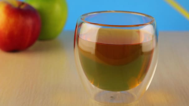 Dricka Halm Ett Glas Äppeljuice Ett Glas Färsk Äppeljuice Närbild — Stockvideo