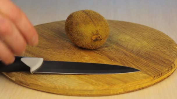 Women Hands Cuts Knife Unpeeled Kiwi Wooden Board Juicy Vitamin — Stock Video