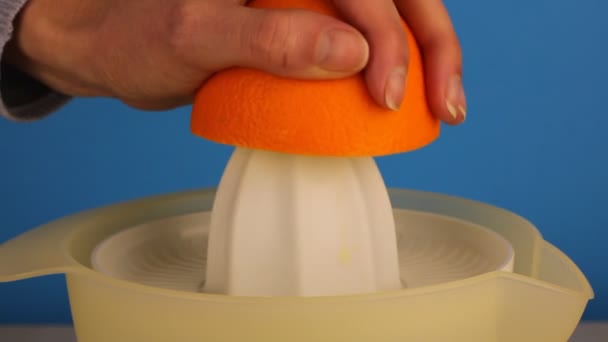 Mano Las Mujeres Exprime Jugo Naranja Primer Plano Exprimidor Eléctrico — Vídeos de Stock