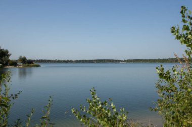 Yazın göl manzarası