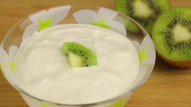 Skål Yoghurt Lägger Kvinnliga Händerna Bitar Kiwi Friska Livsmedel — Stockvideo