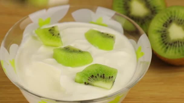 Vista Perto Tomar Uma Colher Iogurte Com Kiwi Pequeno Almoço — Vídeo de Stock