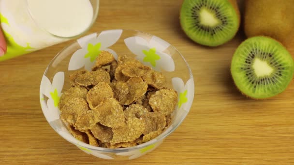 Wlewanie Mleka Miski Płatków Pełnoziarnistych Zbóż Zdrowe Śniadanie Bliska Kiwi — Wideo stockowe
