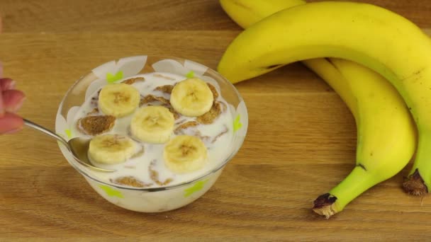 Vista Cerca Tomar Una Cucharada Copos Cereales Integrales Con Leche — Vídeos de Stock