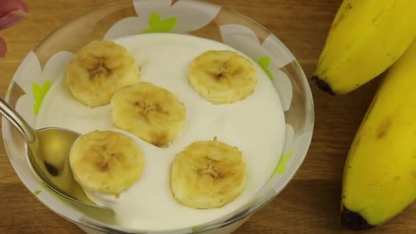 Close Uitzicht Het Nemen Van Een Lepel Yoghurt Met Bananenfruit — Stockvideo