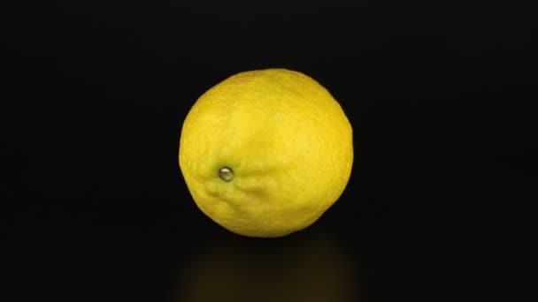 Один Лимон Обертається Чорному Тлі Крупним Планом Відео Вітамін — стокове відео
