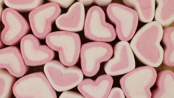Marshmallows Rosa Branco Forma Corações Giram Vídeo Close Vista Superior — Vídeo de Stock
