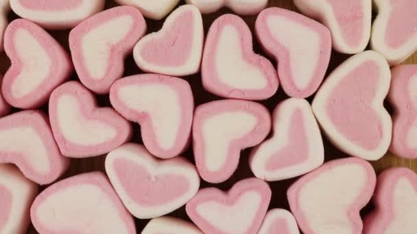 Los Malvaviscos Rosados Blancos Forma Los Corazones Rotan Vista Superior — Vídeo de stock