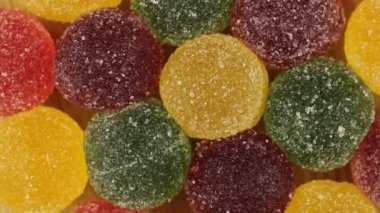Renkli meyve jölesi döner. Şekerleme marmelatı yakın çekim üst görünüm.