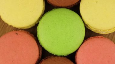 Renkli badem kurabiyeleri dönüyor. Çerez yakın çekim üst görünüm.