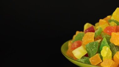 Siyah arkaplanda çok renkli meyveler.