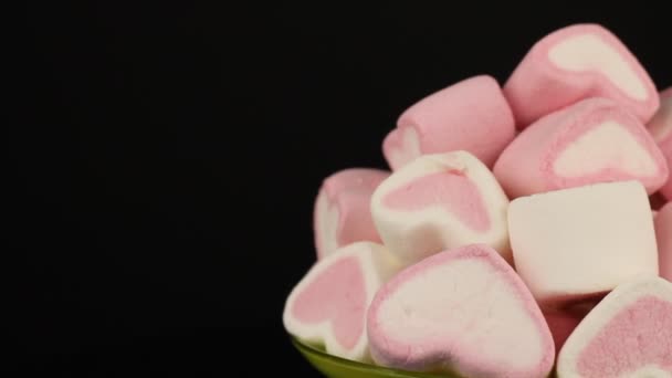 Marshmallows Ροζ Και Άσπρο Μορφή Καρδιών Περιστρέφονται Μαύρο Φόντο — Αρχείο Βίντεο