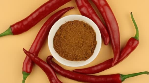 Őrölt Vörösbors Csészealjon Csípős Paprika Hüvelyek Körül Lassan Forog Fűszertetejére — Stock videók