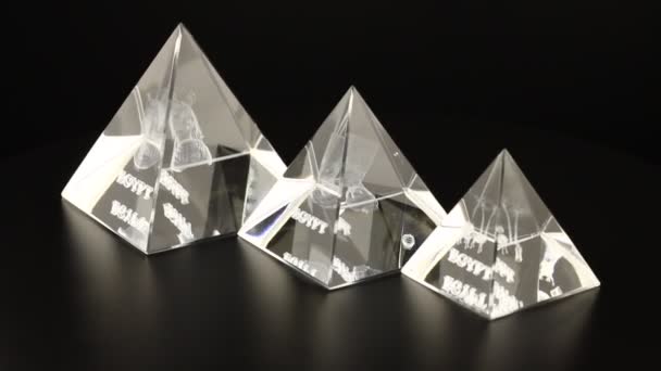 Trois Pyramides Verre Avec Inscription Egypte Tourne Sur Fond Noir — Video