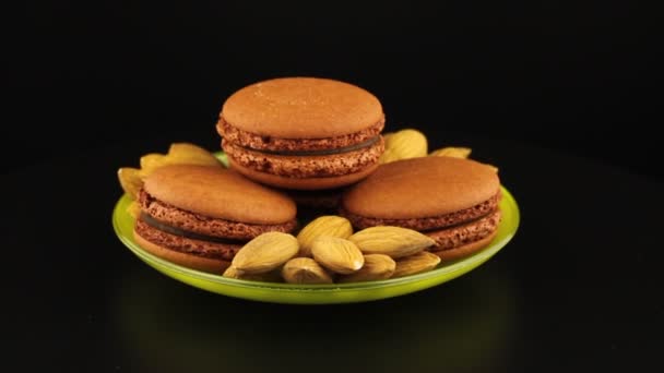 Macarons Bruns Aux Amandes Sur Une Soucoupe Tournent Sur Fond — Video