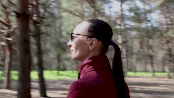 360 Grad Schwenk Spaziergang Eine Schöne Frau Die Wald Ist — Stockvideo