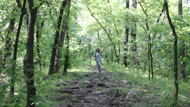 Жінка Стрибає Камені Зеленому Лісі Вид Спереду — стокове відео