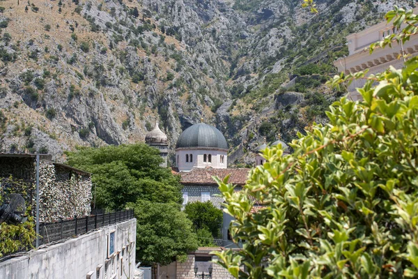 Des Tours Église Visibles Sur Fond Paysage Montagneux Arbres Verts — Photo