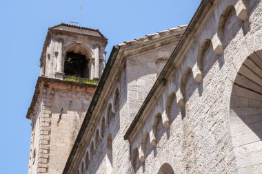 Ortaçağ binaları. Arka plandaki mavi gökyüzünde eski Kotor Montenegro kasabası.