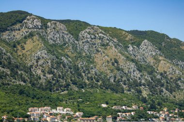 Dağların ve gökyüzünün manzarası. Karadağ 'ın güzel dağ manzarası Cotor, Karadağ.