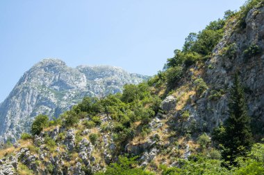 Dağların ve gökyüzünün manzarası. Karadağ 'ın güzel dağ manzarası Cotor, Karadağ.