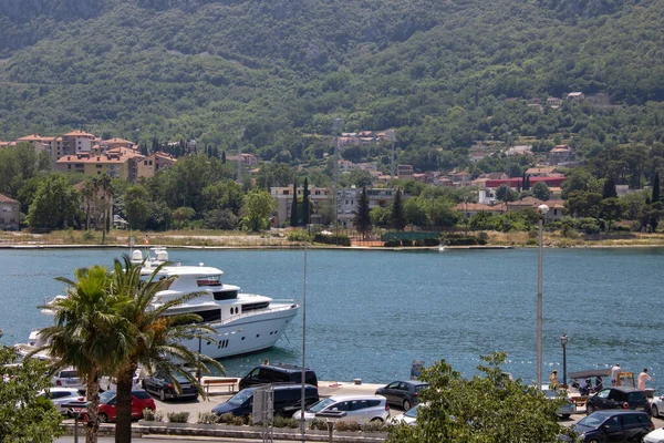 Parlak mavi gökyüzünün altında güzel deniz ve dağ manzarası. Cotor Körfezi Karadağ 'dan Adriyatik Denizi' ne.