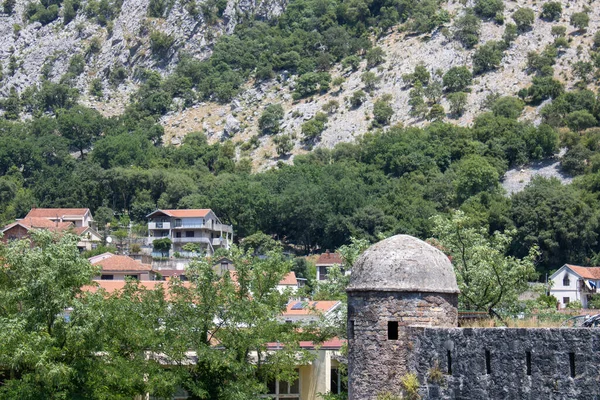 Città Montagne Case Vecchie Nuove Kotor Montenegro Bellissimo Paesaggio — Foto Stock