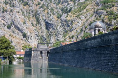 Eski kasabayı çevreleyen ortaçağ güvenlik duvarı. Askeri kule. Dağdaki kale. Kotor Gurdic Kapısı ve hendek tahkimatları.