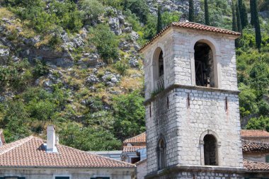 Arka plandaki kemerler ortaçağ kulesi güzel yeşil Balkan dağları ve kırmızı çatılar eski şehir.