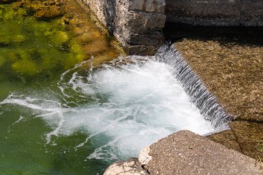 Dağ nehri çağlayanları. Gürültülü şelale. Temiz turkuaz su. Güzel manzara.